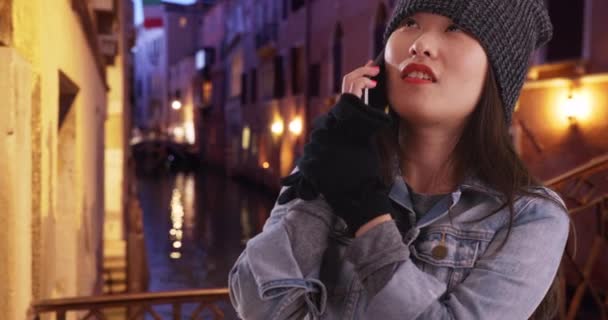 Joyful Millennial Turista Feminino Falando Celular Tentando Aquecer Veneza Itália — Vídeo de Stock