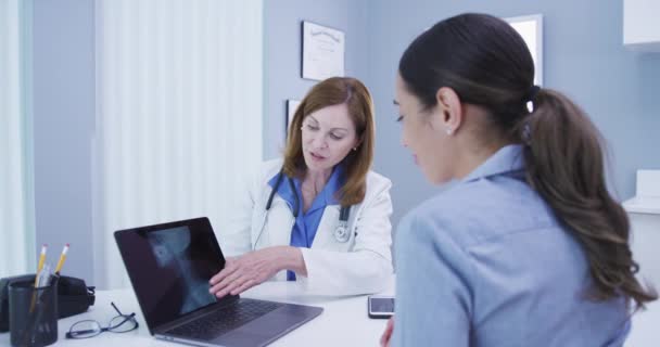 Närbild Charmiga Senior Läkare Diskuterar Resultaten Ryggradsröntgen Med Patienten Porträtt — Stockvideo