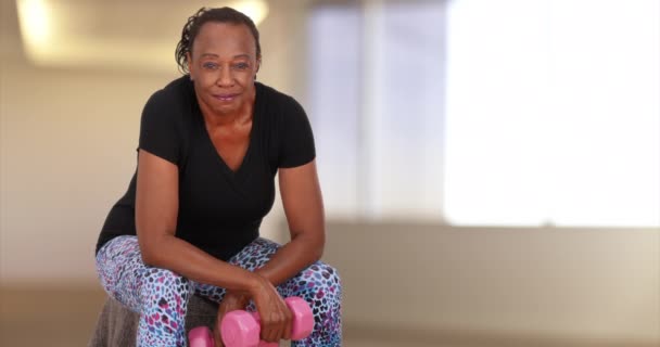 Starsza Czarna Kobieta Pozuje Portretu Podniesieniu Ciężarów Starsza Afroamerykanka Patrzy — Wideo stockowe