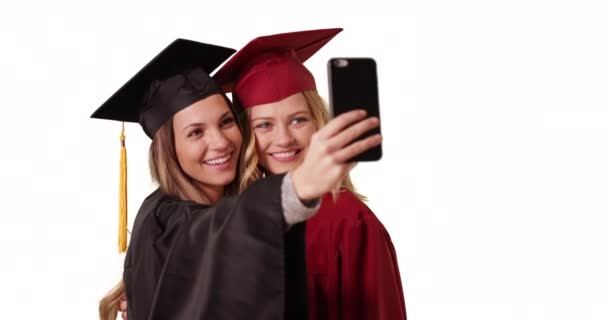 Dwóch Młodych Absolwentów Koledżu Robi Sobie Selfie Używając Smartfona Białym — Wideo stockowe