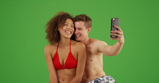 緑の画面でビーチで自撮りをするためにスマートフォンを使用して美しい若いカップル 緑の画面でキーまたは構成されます — ストック動画
