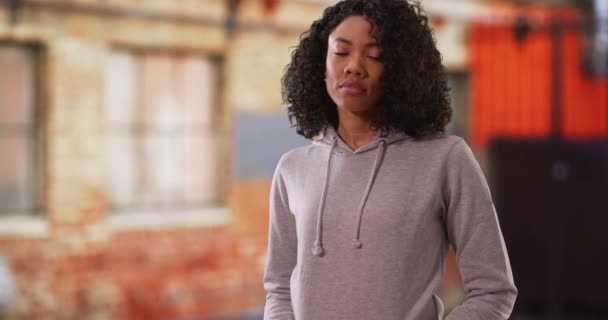 Serieuze Jonge Afro Amerikaanse Vrouw Met Grijze Capuchon Die Naar — Stockvideo
