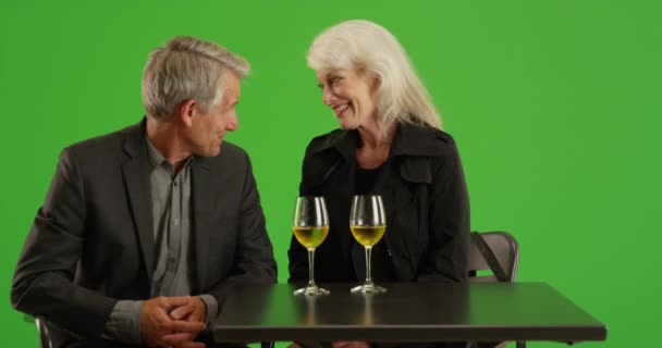 Yeşil Ekranda Şampanya Içen Yaşlı Çift Anahtar Birleşik Olmak Üzere — Stok video