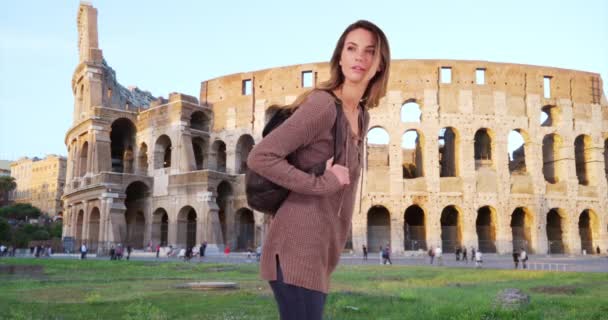 Boldog Vonzó Kaukázusi Városnézés Rómában Női Turista Hátizsákjával Ellátogat Colosseumba — Stock videók