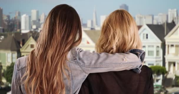 Ζευγάρι Φιλικών Νεαρών Γυναικών Που Αγκαλιάζονται Κατοικημένη Περιοχή Του Σαν — Αρχείο Βίντεο