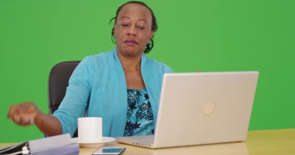Μια Αφρο Αμερικανίδα Επιχειρηματίας Χρησιμοποιεί Λάπτοπ Της Στο Γραφείο Της — Αρχείο Βίντεο