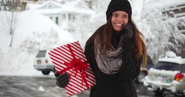 Millennial Žena Usmívá Mluví Svým Přítelem Mobilu Zatímco Drží Vánoční — Stock video