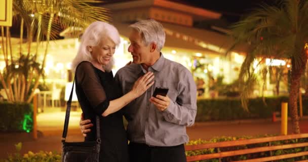 Heureux Couple Personnes Âgées Amoureux Vacances Utilisant Smartphone Couple Personnes — Video