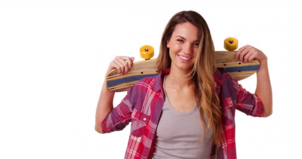 Portrét Usměvavé Tisícileté Dívky Pózující Skateboardem Ramenou Studiu Kopírovacím Prostorem — Stock video