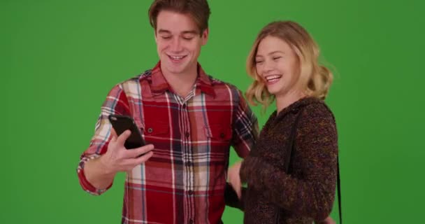 Glada Tusenåriga Par Eller Vänner Poserar För Selfie Tillsammans Grön — Stockvideo