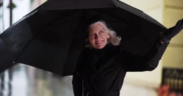 Ritratto Elegante Donna Anziana Sotto Ombrello Nero Che Balla Sotto — Video Stock