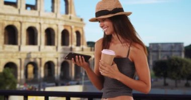 Yaz tatilinde Roma Kolezyumu 'nun yanında akıllı telefonuyla mesajlaşan hoş bir genç kadın. İtalya, Roma 'da cep telefonu kullanan bin yıllık bir kadının portresi. 4k