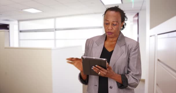 Uma Mulher Negócios Negra Usando Tablet Vira Para Câmera Diz — Vídeo de Stock