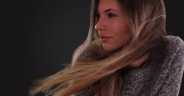 Gri Arka Planda Rüzgarda Uçuşan Uzun Kahverengi Saçlı Güzel Bir — Stok video