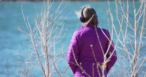 Emerytowana Starsza Kobieta Spogląda Rzekę Mijającą Zion Utah Zbliżenie Dojrzałej — Wideo stockowe