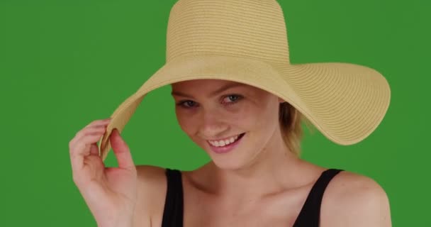 Χιλιετηρίδα Γυναίκα Καπέλο Στον Ήλιο Στις Διακοπές Στην Πράσινη Οθόνη — Αρχείο Βίντεο