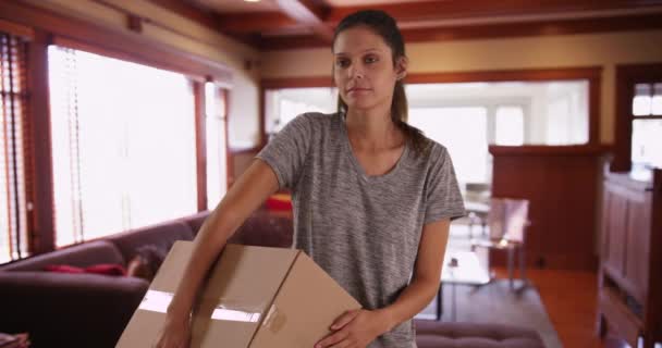 Evde Taşınma Kutusu Taşıyan Ciddi Bir Genç Kadın Sıradan Esmer — Stok video