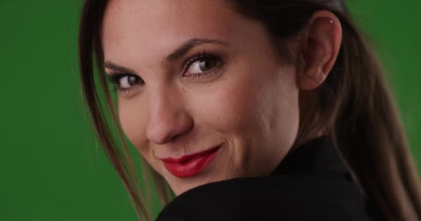 Κοντινό Πλάνο Της Χαμογελαστής Γυναίκας Κόκκινα Χείλη Που Κοιτάει Πάνω — Αρχείο Βίντεο