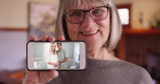 Close Old Lady Holding Phone Pregnant Daughter Husband Screen Smiling — Stock Video