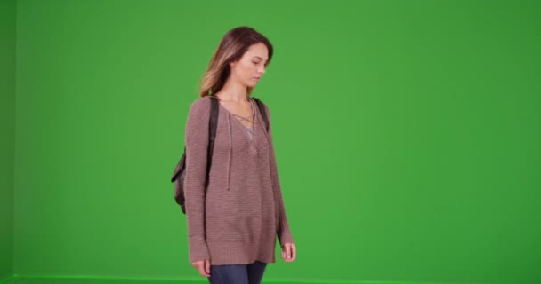 Młoda Biała Kobieta Wędrująca Zielonym Ekranie Zielonym Ekranie Klucza Lub — Wideo stockowe