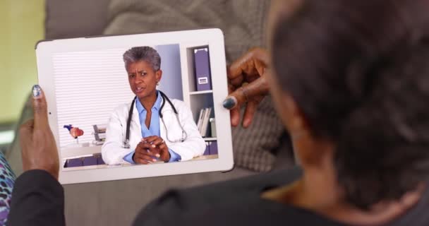 Una Mujer Negra Mayor Hablando Con Médico Afroamericano Través Chat — Vídeos de Stock