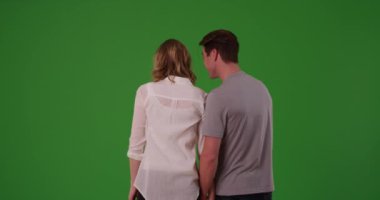 Arkasından kucaklaşan mutlu çift yeşil ekranda dikiliyor. Anahtar ya da birleşik olmak üzere yeşil üzerine.