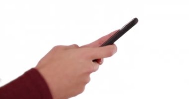 Beyaz arka planda mesajlaşan kadınların ellerini kapat. Stüdyoda akıllı telefon kullanan beyaz bir kadın. 4k