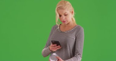 Beyaz kadın bakkal alışverişinin portresi yeşil ekranda konserve fasulye etiketinin fotoğrafını çekiyor. Anahtar ya da birleşik olmak üzere yeşil ekranda.