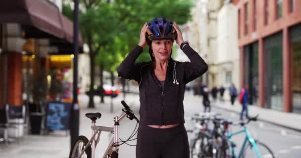 一个身材瘦小 骑自行车的女人在外面用的是一个聪明的女人 健康活跃的女性使用健身跟踪器 — 图库视频影像