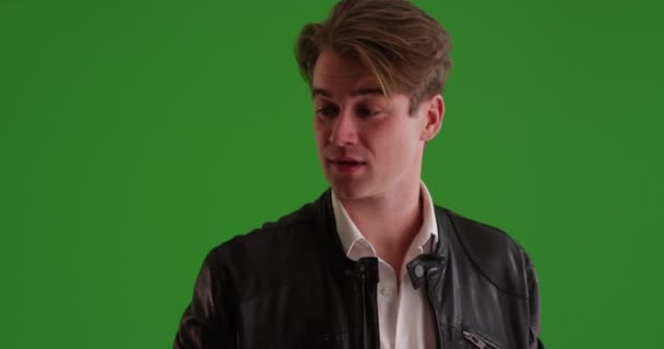 Atrakcyjny Młody Biały Mężczyzna Nerwowo Czeka Datę Przybycia Zielony Ekran — Wideo stockowe
