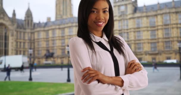 Sukces Czarnej Kobiety Podróży Służbowej Londynu Wizytą Westminster Palace Portret — Wideo stockowe