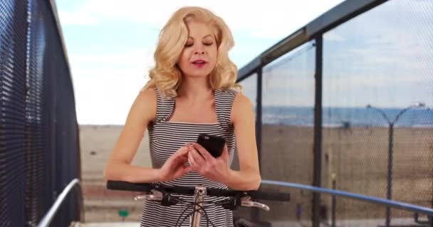 Atractiva Mujer Caucásica Vestido Rayas Pie Con Bicicleta Playa Mensajes — Vídeo de stock