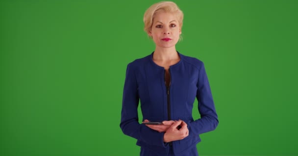 Cam Bölmenin Yanında Duran Kadın Yönetici Yeşil Ekranda Gülümseyen Kameraya — Stok video