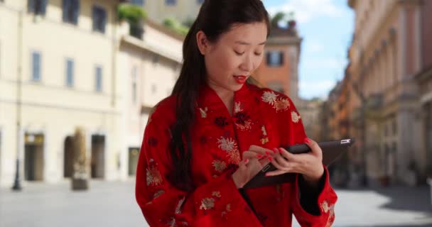 Schöne Junge Chinesin Traditioneller Kleidung Mit Tablet Computer Rom Italien — Stockvideo