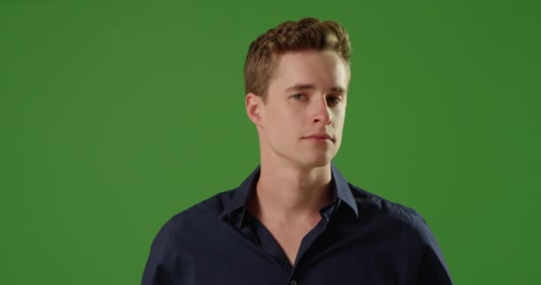 Portrét Pohledného Bílého Muže Stojícího Zelené Obrazovce Dívajícího Mimo Obrazovku — Stock video