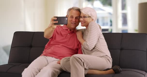 现代祖父母在家里自食其果 老夫妇在家里用智能手机 — 图库视频影像