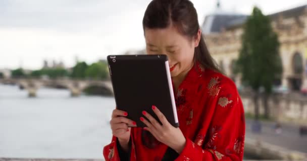 프랑스 파리에서 태블릿 컴퓨터를 사용하여 수다를 귀여운 밀레니엄 비디오의 2000 — 비디오