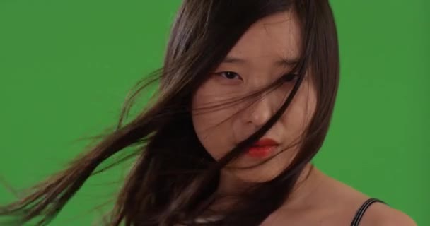 Close Mulher Asiática Bonito Olhando Para Câmera Enquanto Cabelo Sopra — Vídeo de Stock