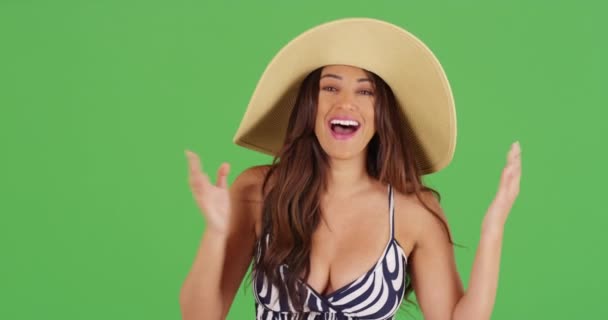Lachende Latina Vrouwelijke Modellering Zonnehoed Groen Scherm Groen Scherm Toetsen — Stockvideo