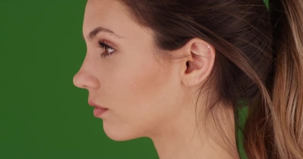 Detailní Profil Krásného Modelu Pózujícího Přední Zelené Stěně Obrazovky Snímek — Stock video
