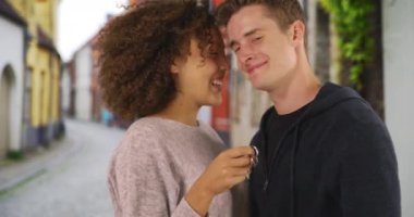 Bruges 'deki genç evli çiftin portresi yeni evin anahtarlarını taşıyor. Karı koca bir portre için poz veriyor, kameraya gülümsüyor ve gülüyor. 4k