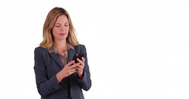 Beyaz arka planda, akıllı telefondan fotokopi çeken orta yaşlı beyaz iş kadını. Stüdyoda cep telefonuyla mesaj atan profesyonel bir ofis çalışanı. 4k