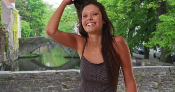 Piękna Biała Dziewczyna Relaksująca Się Przy Kanale Brugii Belgia Uśmiechnięta — Wideo stockowe