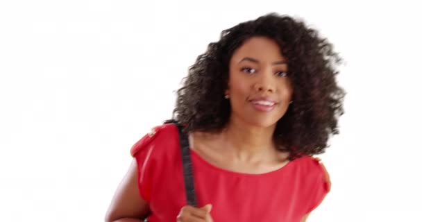 Mooie Afro Amerikaanse Vrouw Witte Achtergrond Glimlacht Vrolijk Naar Camera — Stockvideo