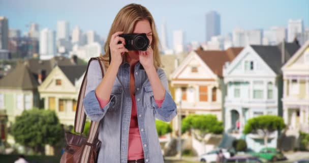 Amigável Turista Feminino Fotógrafo Tirar Foto Pessoa Bairro Residencial Mulher — Vídeo de Stock