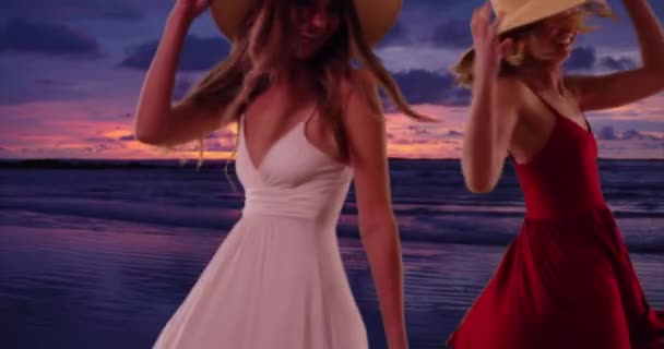 Par Chicas Guapas Girando Vestidos Riendo Mientras Están Playa Atardecer — Vídeos de Stock