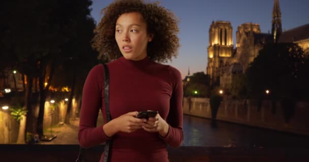 Stijlvolle Zwarte Vrouw Sms Nachts Straat Parijs Afrikaanse Vrouw Met — Stockvideo