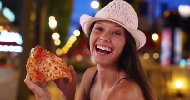 Молода Туристична Жінка Єлисейських Полях Насолоджується Піцою Вночі Згортаючи Веселу — стокове відео