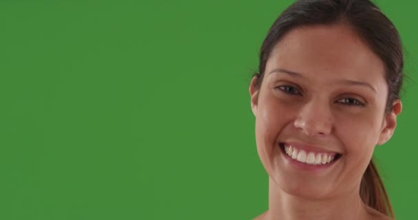 Detailní Záběr Atraktivní Mladé Bělošky Usmívá Kameru Pro Zelený Chromakey — Stock video