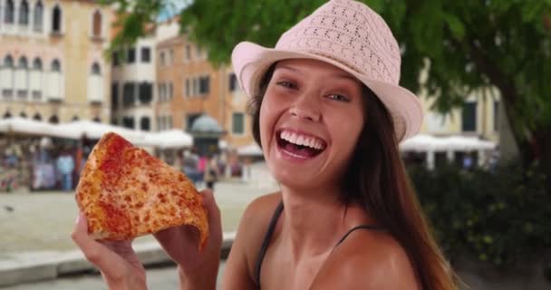 Młoda Turystka Modnej Fedorze Ciesząca Się Wakacjami Włoszech Jedząc Pizzę — Wideo stockowe